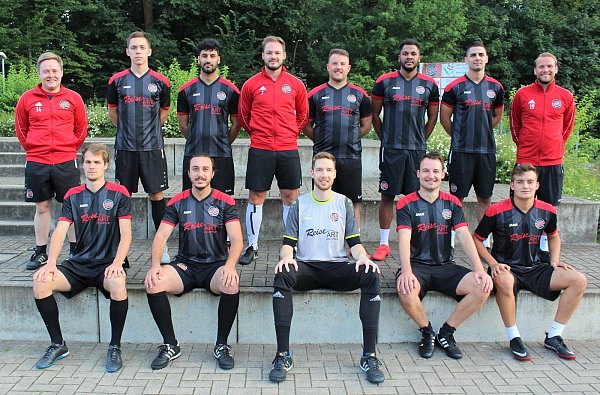 Osts Neue: Co-Trainer Robin Bauer (o.v.l.), Sztanyislav Rigan, Lagan Diabagay, Coach Tim Heidemann, Aleksandar Lazic, Issakha Niang, Aleksandar Cizmar und Co Philipp Schnüll. Philipp Wichard (u.v.l.), Ibrahim Vanlioglu, Janis Schröder, Kai Philipp Hanke, Flaktrim Rama. Foto: H-dk - © Klusmeyer