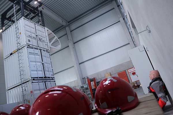 Hier wird geübt: Die Container stellen einen Windradturm dar. In der Halle besteht die Möglichkeit, Höhenrettungen zu simulieren. - © Jens Reddeker