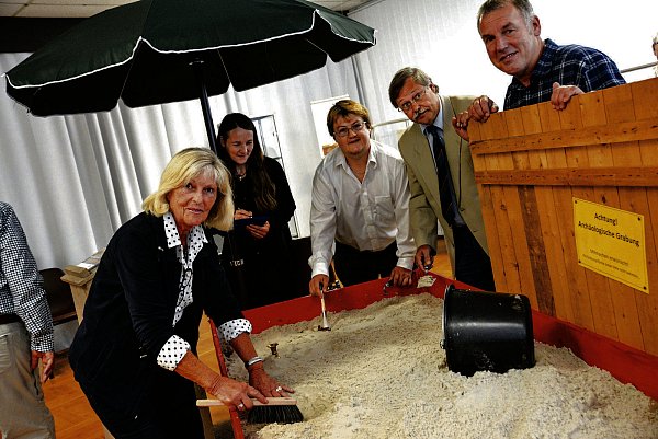 Mitmachen erwünscht: Margret Nesenhöner (v. l., Heimatverein Löhne), Sonja Voss (Museumspädagogin), Christian Luscher (Hobby-Archäologe), Egon Schewe (stellvert. Bürgermeister) und Museumsleiter Joachim Kuschke testen die kleine "Spielwiese" vor der Ausstellungseröffnung. - © Foto: Christina Nahrwold