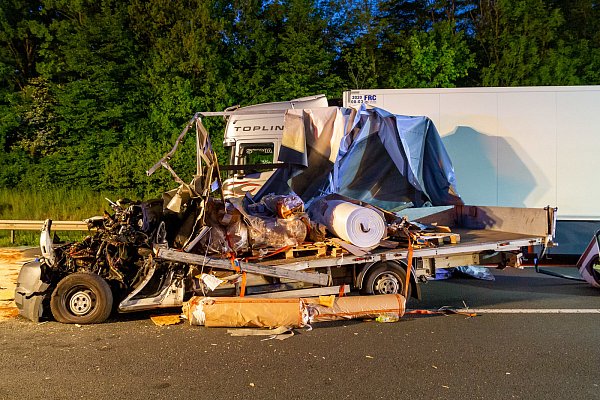 Der Kleinlaster hatte Vliesrollen geladen. - © Feuerwehr Porta/Michael Horst