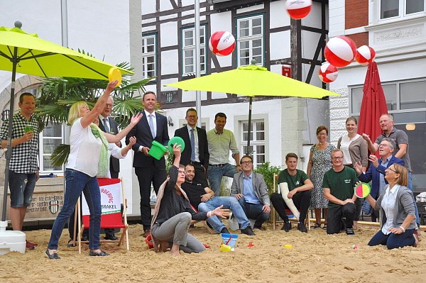 Voll motiviert: Sponsoren und Veranstalter haben bereits ihren Spaß im Stadtstrand, der am kommenden Freitag eröffnet wird. - © Helga Krooß