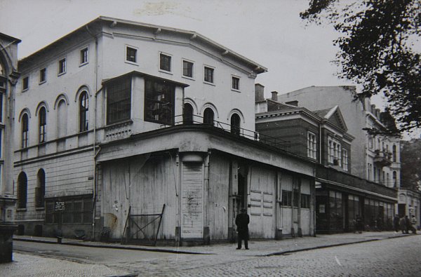 Geisterstadt: Während der Besatzungszeit waren an der Herforder Straße viele Geschäfte mit Brettern vernagelt. Foto: Stadtarchiv