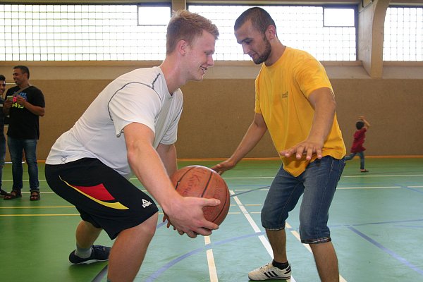 Dribbeltricks vom Profi: Luis Figge spielt mit den Bewohnern der ZUE Borgentreich. - © JOHANNES AHLEMEYER