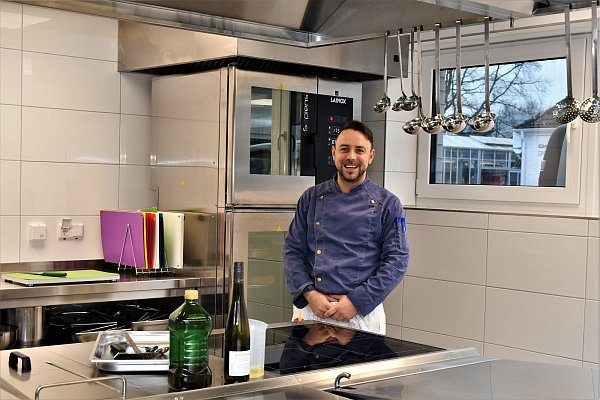 Danilo Braun kocht für Bewohner, Mitarbeiter und Gäste. - © Raphael Athens