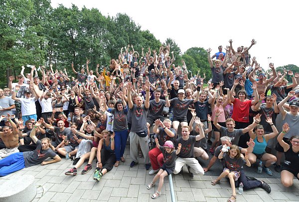 Gruppenbild mit Maria. In ihrer Bürgermeisterzeit hatte Maria Unger (links neben Pit Mosner) die jungen Sportlerinnen und Sportler immer liebevoll als "meine Mädels und Jungs" bezeichnet. Auch ohne offizielles Amt schaute das langjährige Stadt-Oberhaupt am Samstag gerne im Camp vorbei. - © Jens Dünhölter