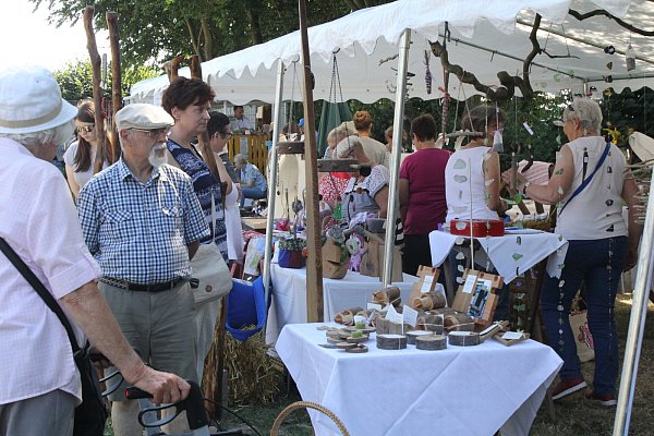 Naturmaterialien: An den Verkaufsständen beim Stockhauser Markt war viel Kunsthandwerk für Haus und Garten ausgestellt. - © Klaus Frensing