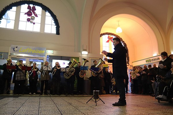 Besinnlicher Bahnhof: Der Posaunenchor Herford-Mitte und befreundetet Bläser geben seit 70 Jahren jeden Heiligen Abend ein Konzert in der Bahnhofshalle. - © Alexandra Golfinger