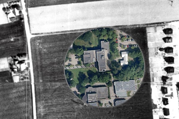 Ortskern Lippinghausen: Hier zeigt die bewegliche Lupe, wie sich die Fläche um das Rathaus in den letzten 50 Jahren verändert hat. - © Kreis Herford/Land NRW