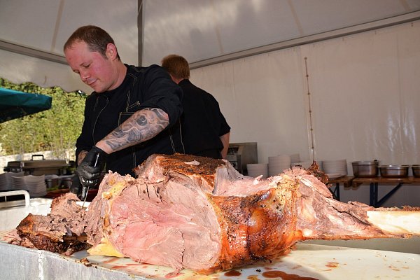 Einmalig: Patrick Halbe, Koch bei der Fleischerei Sander, zerteilt die 30 Kilogramm schwere Wildochsenkeule mit ihrem marmorierten Fleisch der ausschließlich in der Natur lebenden Tiere. - © Karin Prignitz
