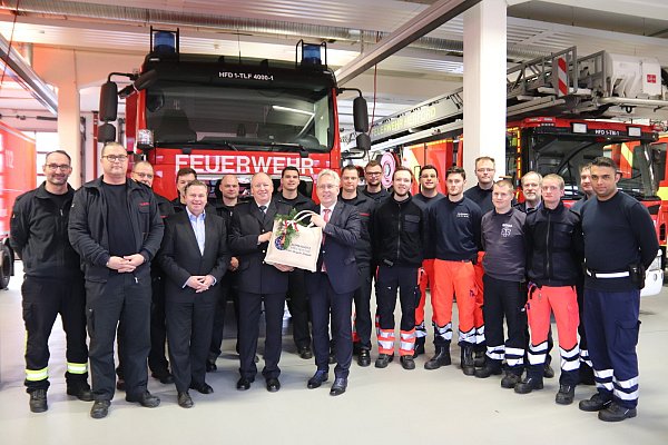 Schutzengel: Als Dank für die geleistete Arbeit in diesem Jahr überreicht Landrat Jürgen Müller (vorne rechts) den Rettungskräften und der Feuerwehr Herford ein Geschenk. - © Alexandra Golfinger