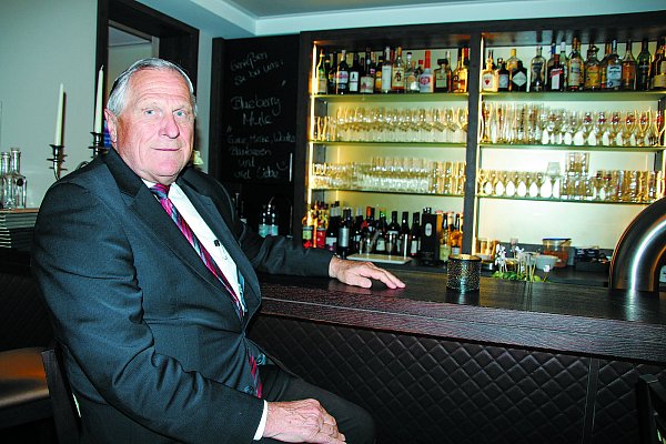 Unternehmer: Ralf Schwager arbeitet gerne in verschiedenen Bereichen, er hat Kaufhäuser und ein Hotel. Aber er weiß auch die ruhigen Momente zu genießen und sitzt gerne mal in der Bar seines Hotels. Fotos: Amina Vieth - © Amina Vieth