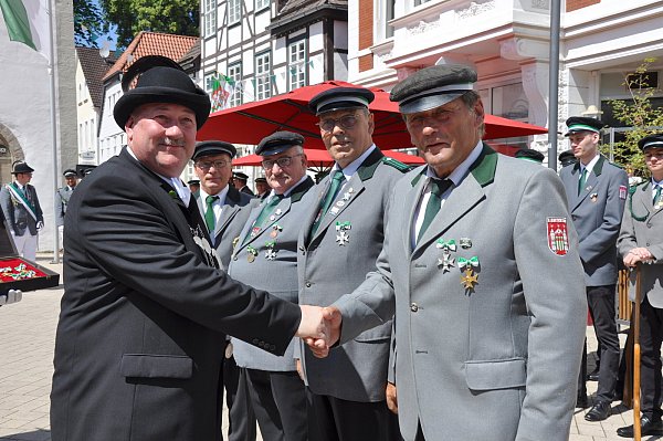 Für ihre 50-jährige Mitgliedschaft im Bürger-Schützenverein Brakel zeichnet der scheidende Königs Marc Jensen die Schützen Matthias Stamm (v.r.), Helmut Schrader, Heinz Heilenmann und Manfred Hartig aus. - © Helga Krooß