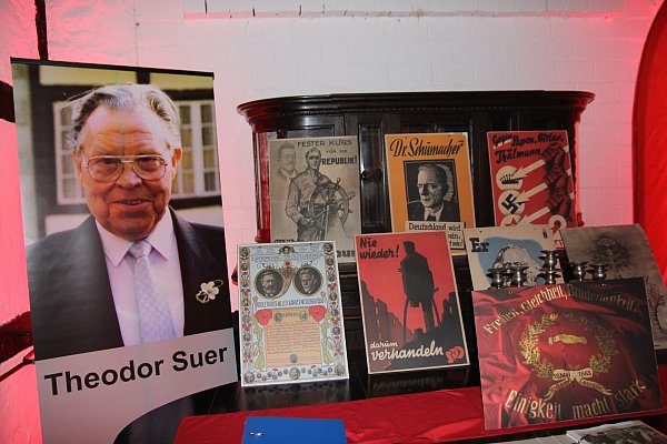 Die Ausstellung zur Geschichte des SPD-Ortvereins in der Scheune erinnert auch an den prägenden Theodor Suer. - © Jose Cubick