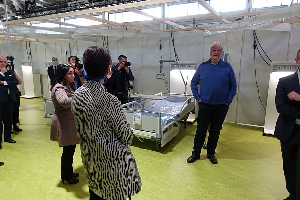 Pressetermin mit der Berliner Gesundheitssenatorin Dilek Kalayci (l.) und dem Projektleiter Albrecht Broemme (r.): Das neue Behandlungszentrum stößt auf großes Interesse. - © Stiegelmeyer GmbH & Co. KG