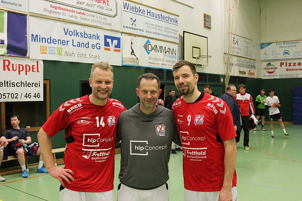 Verstärkt: Mit Arne Niemeyer (l.) und Jan-Fiete Buschmann (r.) erweitert Dennis Eichhorn (Mitte) den Kader der SG Bünde-Dünne. - © Torben Stallmann