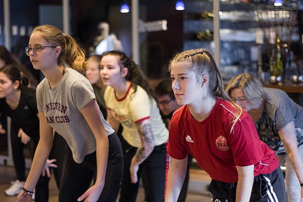 Celina Stork (vorn, v. l.) und Zoe Heitland sind - genau wie die übrigen Tänzer - ganz bei der Sache. - © Cornelia Müller