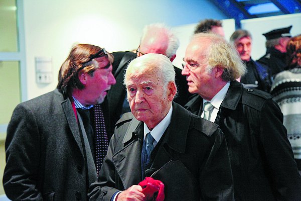 Auf dem Weg in den Gerichtssaal: Leon Schwarzbaum und Thomas Walther (rechts) und Chistoph Heubner (links). - © Bernhard Preuß