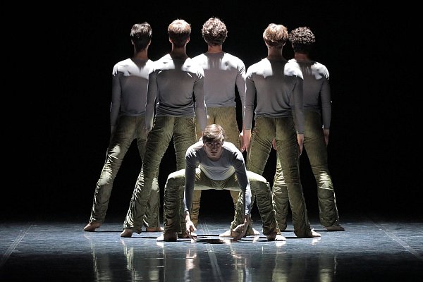 Das Ensemble tanzt „Im Wald". - © Wilfried Hoesl
