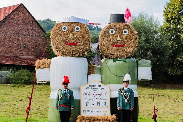 Strohpuppen mit König Marc Parensen und Oberst Peter Wübbeke. - © Privat