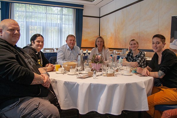 Der "Musiker"-Tisch: Bei der Veranstaltung am Samstag im Remarque-Hotel sind zahlreiche Gäste und Freunde der Familie Pape gekommen. Mit dabei waren auch der Manager Sebastian Rottmar (v.l.) mit seiner Frau Sabrina, Thomas und Cornelia Meyer, Grafikerin Sandra Wölfing und Sängerin Monja. - © Noah Brümmelhorst