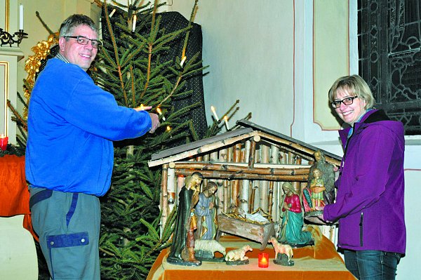 Ehrenamtliche Unterstützung: Frank und Rita Hoppe halfen beim Anbringen der Weihnachtsbeleuchtung und dem Aufstellen der Krippe. - © Günter Schumacher