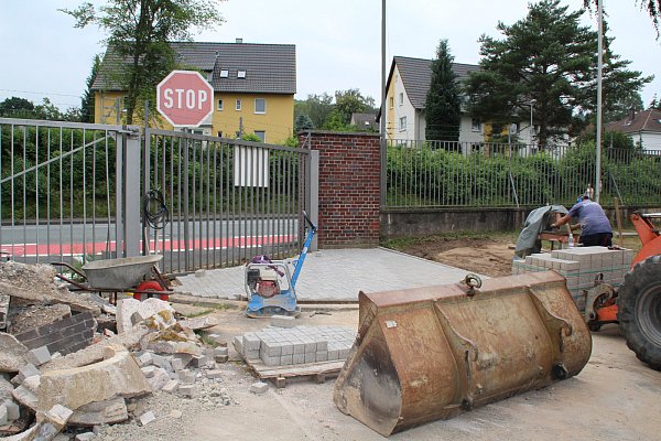 Eingang für Fußgänger: Der Bereich, wo jetzt das Stop-Schild steht, wird der Durchgang für Fußgänger. Er wird extra breit, damit auch Zwillings-Kinderwagen hindurchpassen. - © Amina Vieth