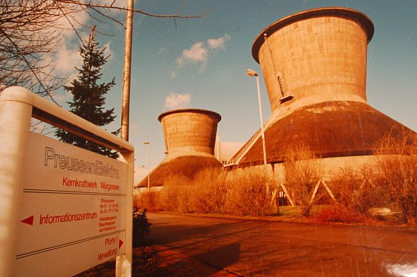Das Atomkraftwerk mit den beiden Kühltürmen, als es noch Strom produzierte. - © Andreas Zobe