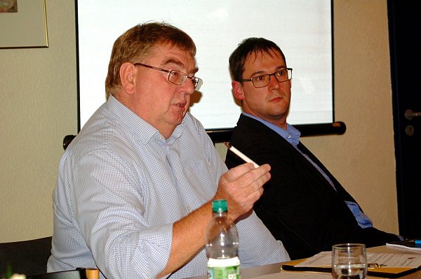 Der Vorsitzende der Gestringer Dorfgemeinschaft, Bernd Wlotkowski, erläutert, warum der Erhalt so wichtig für Gestringen ist. - © Michael Grundmeier