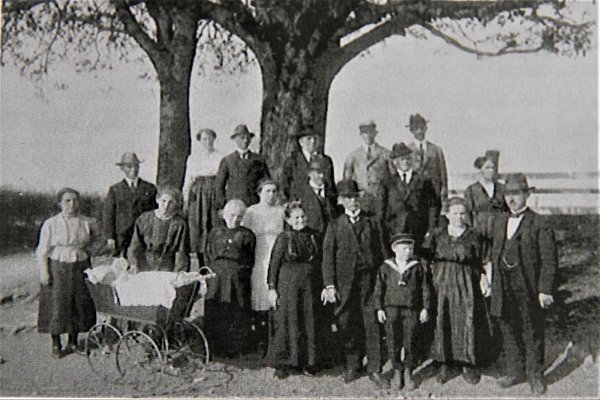 Festgesellschaft aus dem Jahr 1924: Heinemann und Emilie Rosenthal feierten in Weiberg ihre Goldene Hochzeit. - © Repro: Johannes Büttner