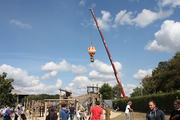 Toller Ausblick: Vom Heißluftballon lässt sich die Sicht auf das ganze Gelände genießen. - © Karl Eigenbrodt