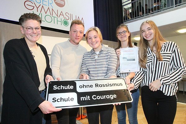 Machen mit: Katharina Vorderbrügge (v. l.) von der mobilen Beratung gegen Rechtsextremismus zertifizierte das Weser-Gymnasium Vlotho als "Schule ohne Rassismus - Schule mit Courage". Der Pate des Projekts ist der Musiker Joris. Die Initaiiative ergriffen hatte die Schülerin Kiana Döhr, unterstützt wurde sie durch die Schülervertreterinnen Alissa Kreie und Lauree Voigt. - © Peter Steinert