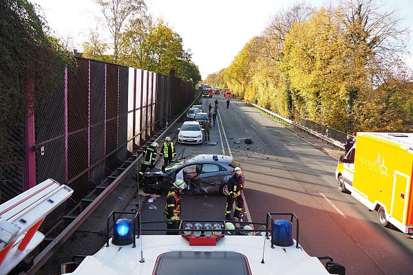 Bei einem schweren Verkehrsunfall auf der B482 in Porta Westfalica wurden mehrere Personen verletzt. Die Straße musst über mehrere Stunden gesperrt werden. - © Feuerwehr Porta/Michael Horst