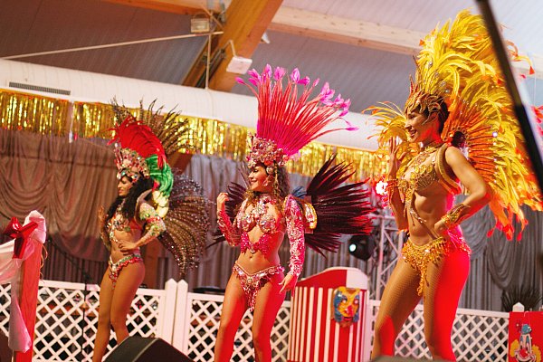 Funkelnd und federbehangen: Eine kleine Reise zum brasilianischen Karneval unternahmen die Gäste mit den Tänzerinnen der Phönix Samba Show. - © Patricia Speith