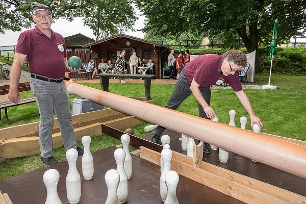Eingespieltes Team: Klaus Pfannenschmidt und Thomas Müller vom Vorstand des Heimatvereins packen auf der Straßenkegelbahn mit an. - © cut_mueller