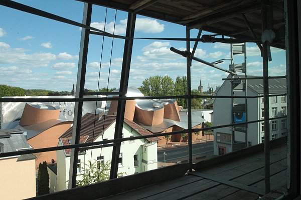 Imposant: Die Hotel-Fenster zur Südseite gewähren einen schönen Blick auf das Marta-Museum. Bewohner der anderen Seite vom Intercity-Hotel müssen sch mit dem Parkhaus begnügen. - © Peter Steinert