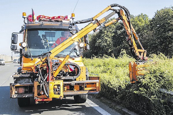 Das Aufgabenfeld der Mitarbeiter der Autobahnmeisterei Herford ist vielfältig. Gefährlich ist die Arbeit allemal, egal ob bei der Pflege (Bild) oder beim Absichern von Unfällen. - © Mareike Gröneweg