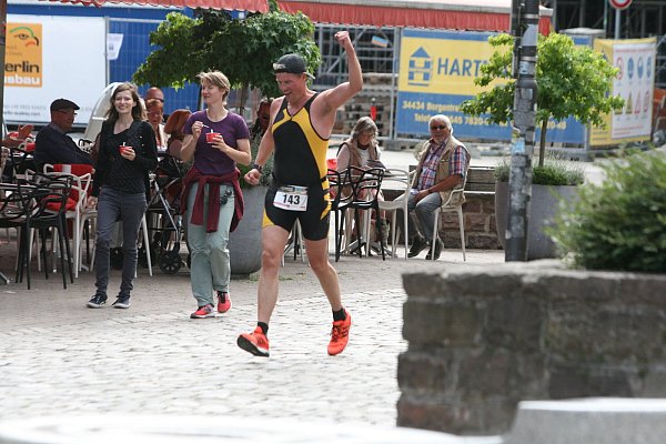 Stimmung: Peter Happe vom TuS Amelunxen lässt sich in der Höxteraner Altstadt beim 5-Kilometer-Lauf feiern. - © Torsten Wegener