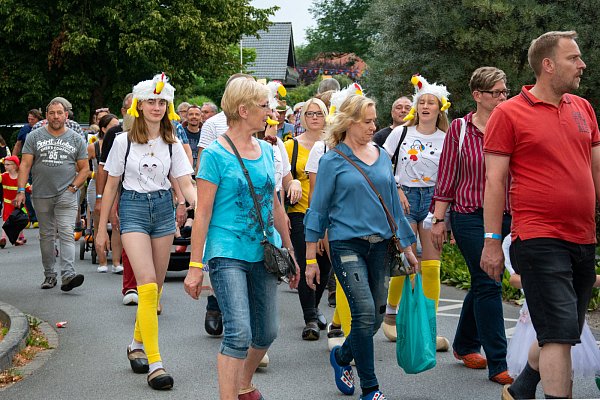 Holskenumzug: Mehr als 100 Menschen marschierten in Holzschuhen zum Festzelt. - © Joel Beinke