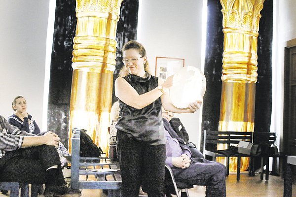 "Musik im Alten Ägypten": Ägyptologin Dr. Heidi Köpp-Junk von der Universität Trier stellte bei ihrem Vortrag Instrumente wie
Bambus- und Keramikflöten, Klappern, Sistren, Rahmentrommeln sowie ein Original Replikat einer Tänzerinnenlaute vor und gab Einblicke in die musikalische Welt des Alten Ägyptens. - © Patricia Speith