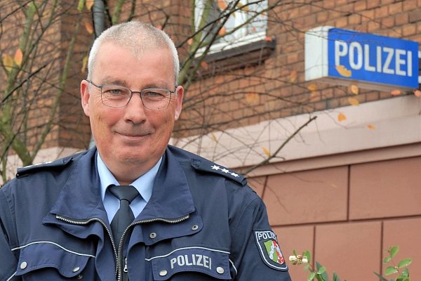 Polizeikommissar Jürgen Riedel ist für die Bezirke Brakel und Marienmünster zuständig. - © Polizei