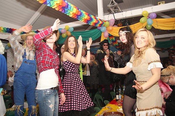 Stimmungsvoll: Schon frühzeitig tanzten die Heckerheide-Jecken auf und neben den Tischen. - © Joe Cubick