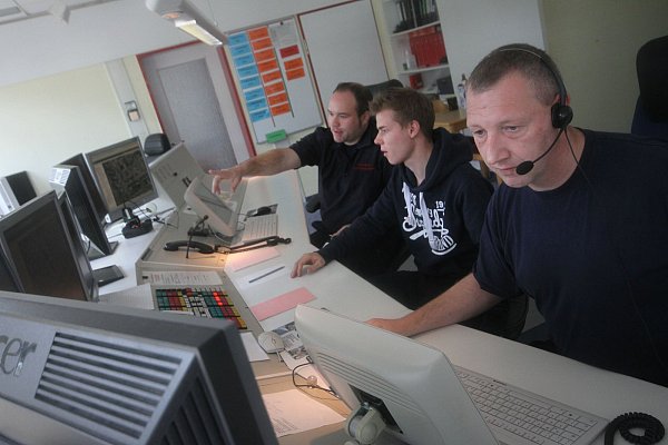 Hier läuft alles zusammen: Christian Ostermann (l.) und Torsten Hinze (r.) mit Johannes Wöpkemeier in der Einsatzzentrale.