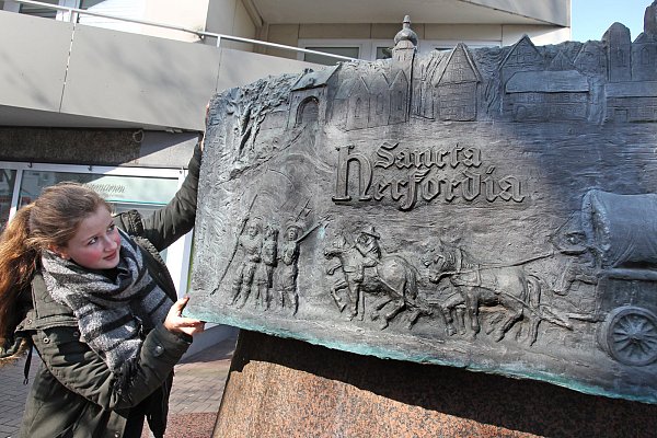 Relief: Malena Derksen studiert am von Hans Spilker geschaffenen Hansebrunnen auf der Lübberstraße Herforder Geschichte.