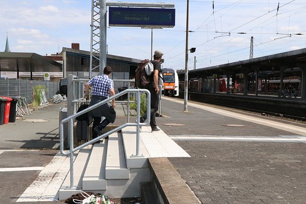 Vom Ende am Gleis 1 müssen die Reisenden künftig zum Empfangsgebäude und von da aus weiter zu den Zielgleisen. - © Holger Kosbab