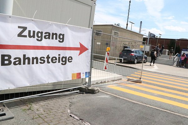 Der Zugang zum Gleis 1 am westlichen Ende des Übergangsbahnhofs aus Containern. - © Holger Kosbab