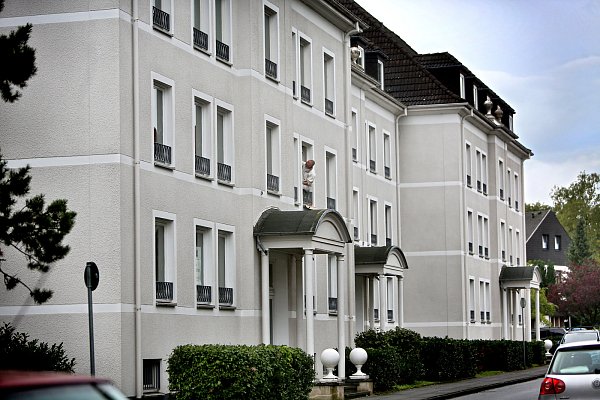 Schon länger im Fokus der Stadt: die ehemaligen britischen Offizierswohnungen an der Zedernstraße in Ummeln. Allerdings war ursprünglich nicht daran gedacht, alle 112 Wohnungen mit Asylbewerbern zu belegen. Ab Oktober soll es losgehen. - © Foto: Sarah Jonek||