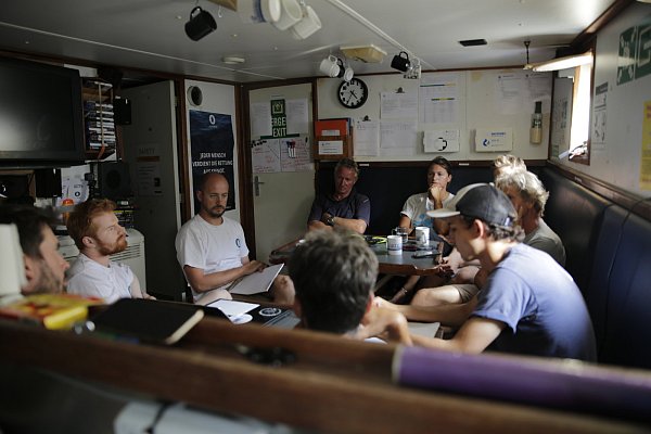Einsatzbesprechung der Teams von "Jugend Rettet" und "Sea-Watch". - © Bastian Schlange