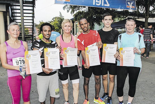 Gewinnertypen: (v. l.) Marion Salzmann, Robiel Weldemichael, Kirsten Löhe-Husemann, Hailu Kfiemariam, Christoph Dohmann und Karin Wallrafen liefen in der Frauen- und Männerkonkurrenz des 10-Kilometer-Laufs auf das Treppchen. - © Regina Brucksch