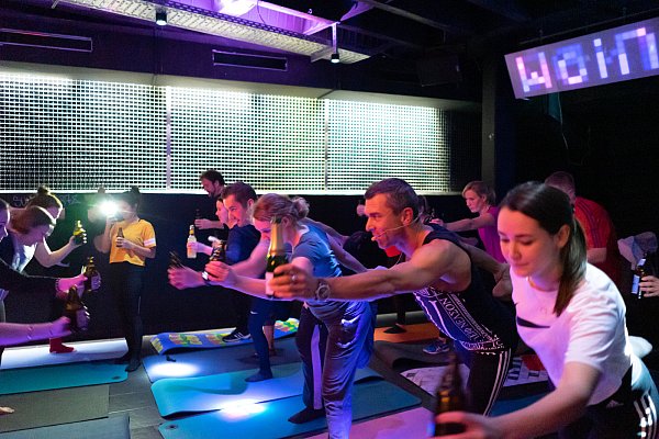 Bieryoga geht übrigens auch ohne Bier. Mit Caipirinha zum Beispiel. - © Yoga&Fitness