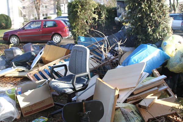 "Entsorgung" an Ort und Stelle: Der Müllhaufen an der Heimstättenstraße bestand auch aus Sperrmüll.